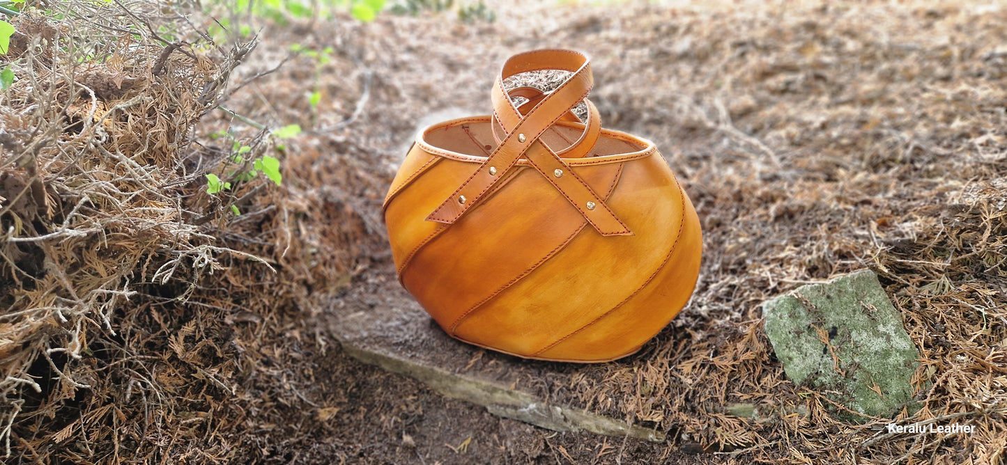 Large tote, simple swirl design