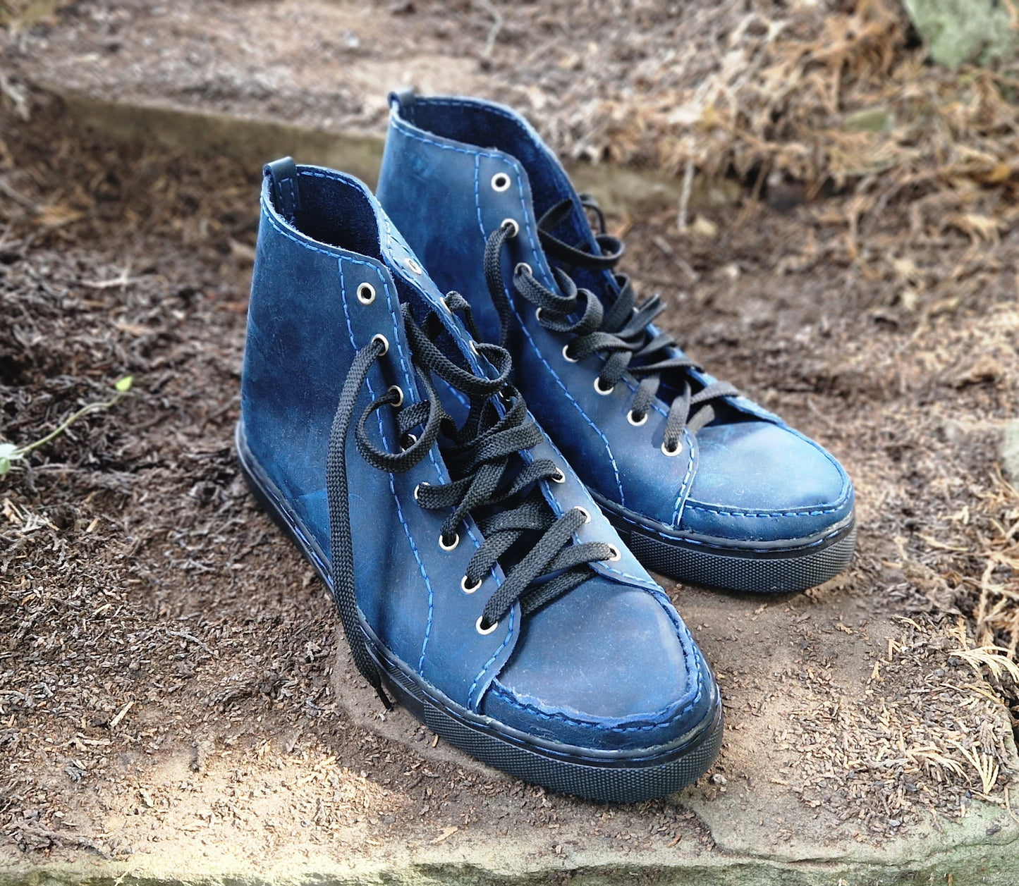 Sneakers, men's high-tops in pull-up leather