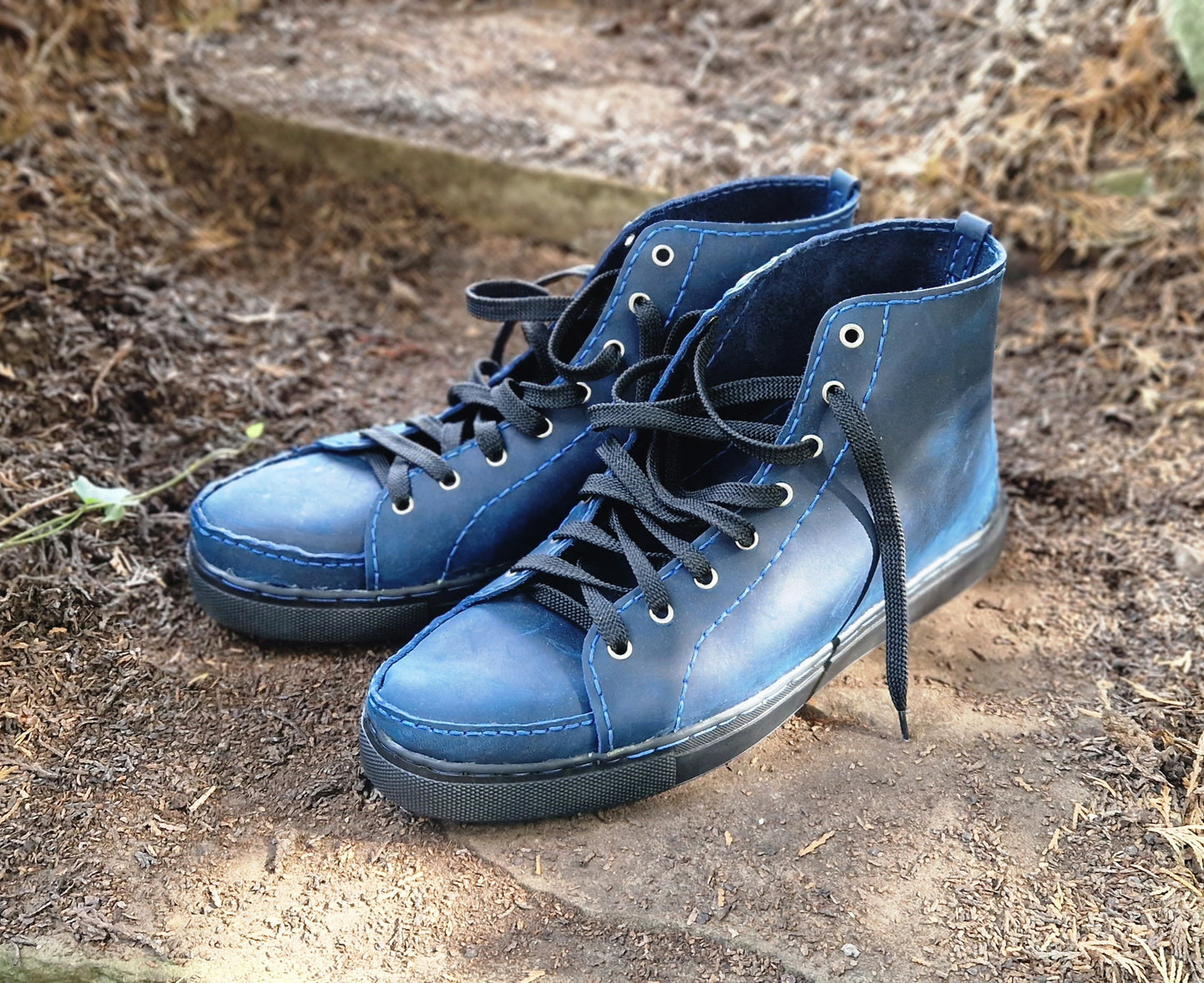 Sneakers, men's high-tops in pull-up leather